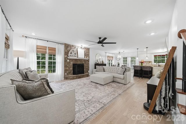 909 36th Avenue NW, Hickory, NC 28601