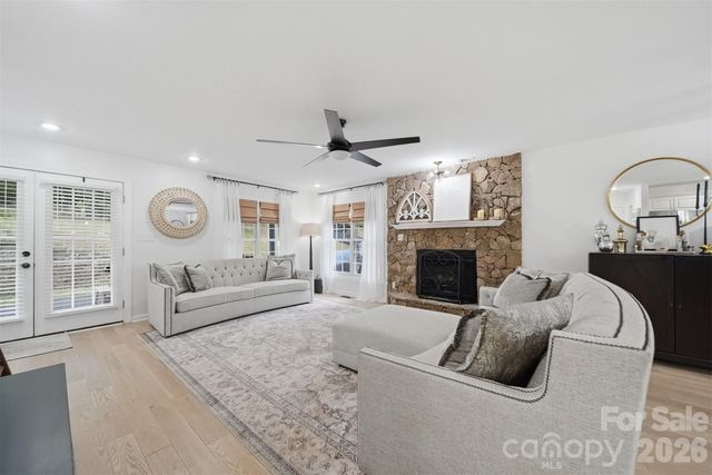 909 36th Avenue NW, Hickory, NC 28601