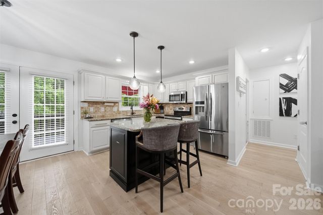 909 36th Avenue NW, Hickory, NC 28601