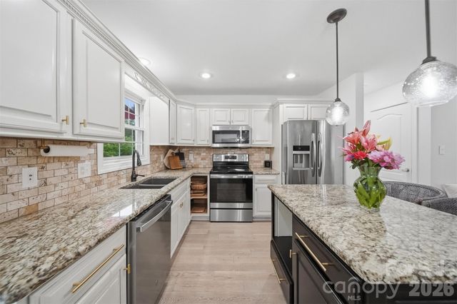 909 36th Avenue NW, Hickory, NC 28601