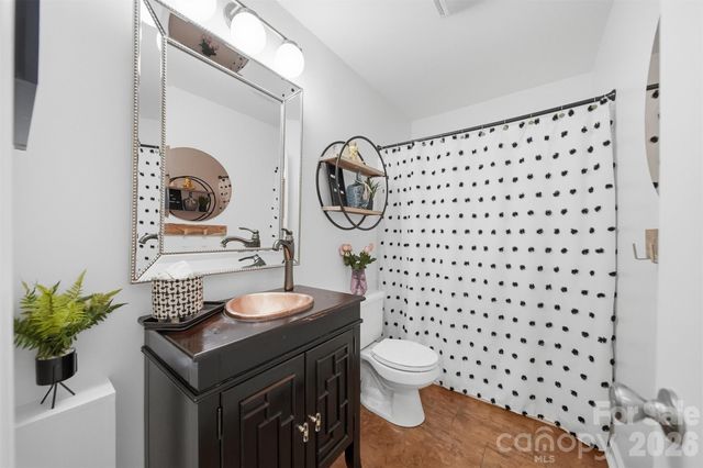 909 36th Avenue NW, Hickory, NC 28601