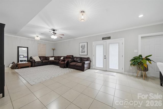909 36th Avenue NW, Hickory, NC 28601