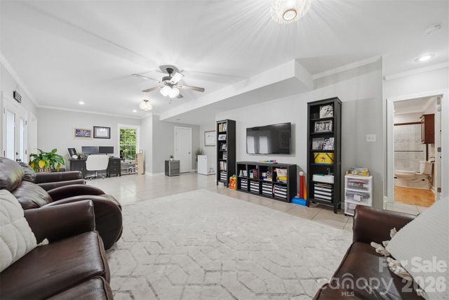 909 36th Avenue NW, Hickory, NC 28601