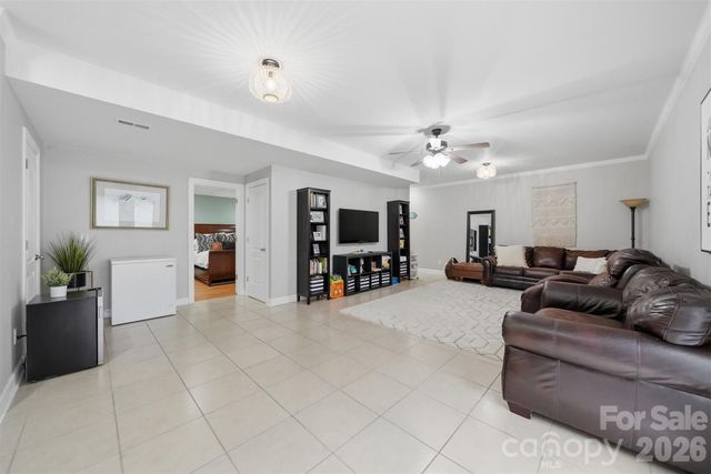 909 36th Avenue NW, Hickory, NC 28601