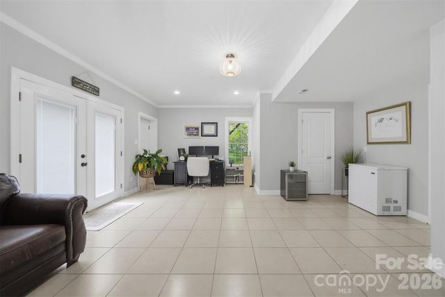 909 36th Avenue NW, Hickory, NC 28601