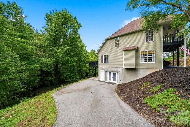 909 36th Avenue NW, Hickory, NC 28601