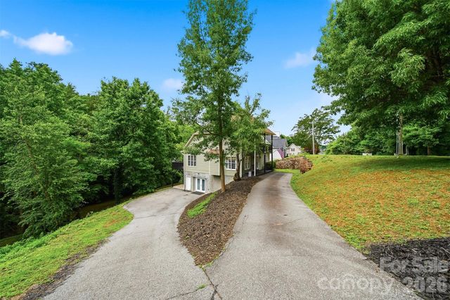 909 36th Avenue NW, Hickory, NC 28601