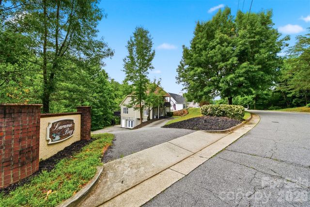 909 36th Avenue NW, Hickory, NC 28601