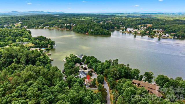 909 36th Avenue NW, Hickory, NC 28601