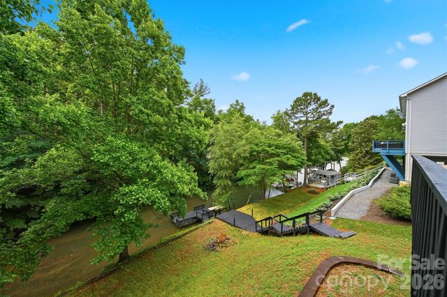 909 36th Avenue NW, Hickory, NC 28601
