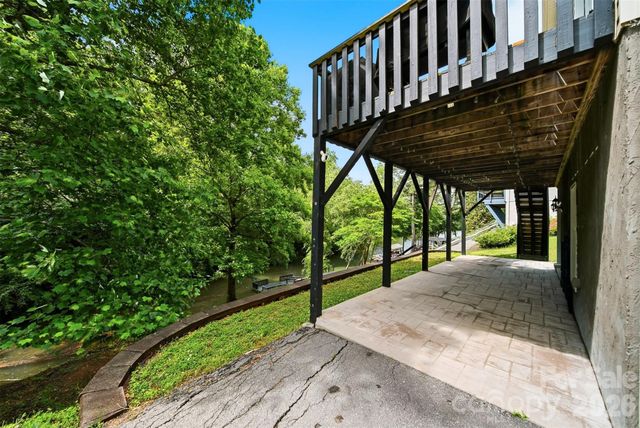 909 36th Avenue NW, Hickory, NC 28601