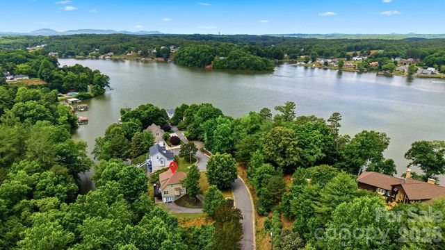 909 36th Avenue NW, Hickory, NC 28601