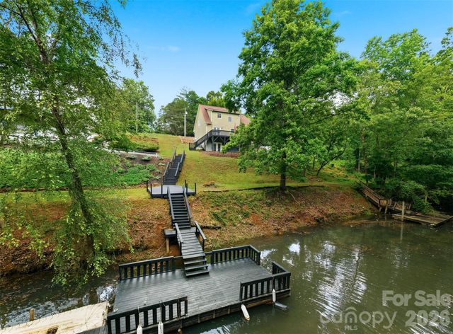909 36th Avenue NW, Hickory, NC 28601