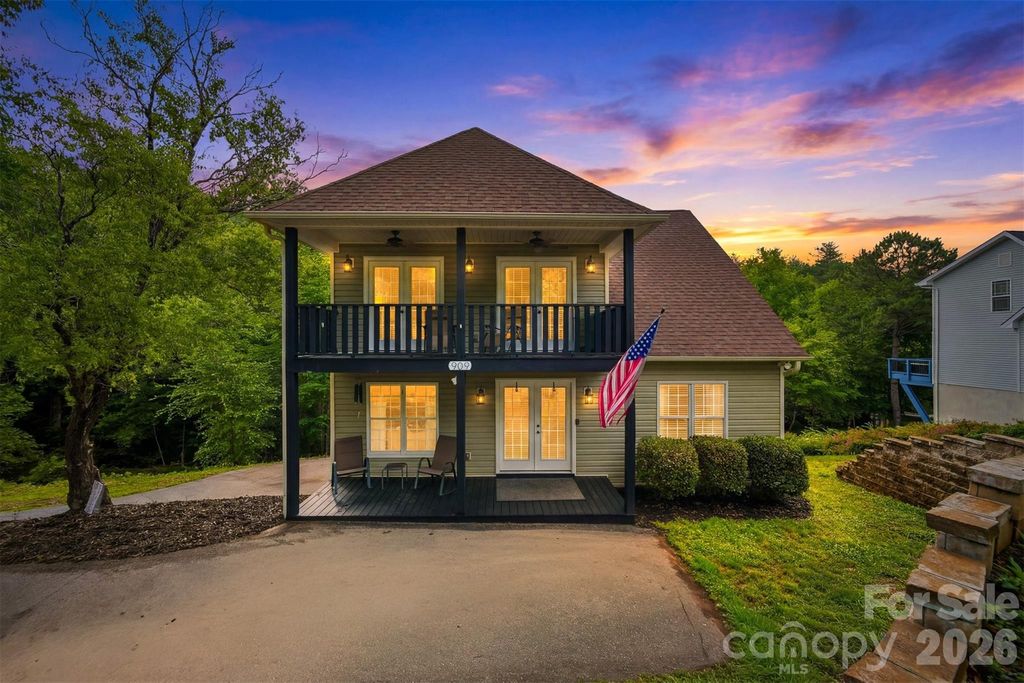 909 36th Avenue NW, Hickory, NC 28601