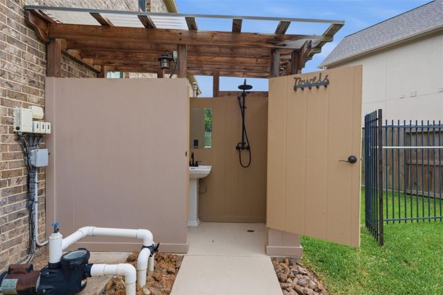 2300 Halls Creek Court, Friendswood, TX 77546