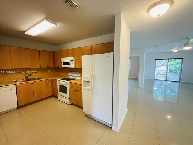 10901 NW 88th Ter 806, Doral, FL 33178