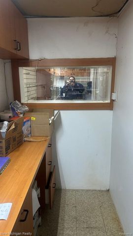 5102 9 Mile Rd, Warren, MI 48091