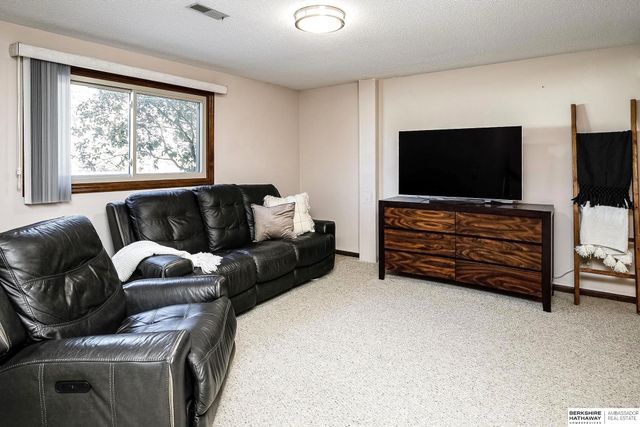 21479 Brentwood Road, Elkhorn, NE 68022