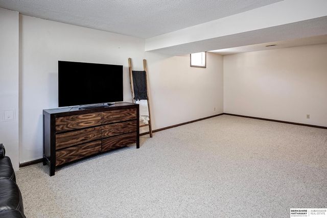 21479 Brentwood Road, Elkhorn, NE 68022