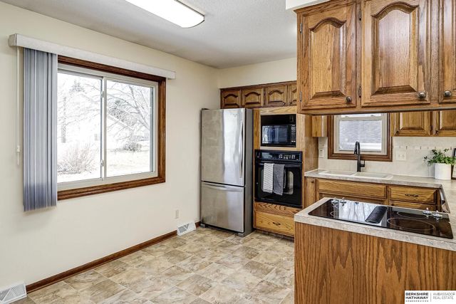 21479 Brentwood Road, Elkhorn, NE 68022