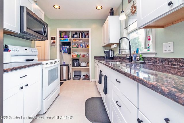 4037 S Pine Dell Drive, Lansing, MI 48911