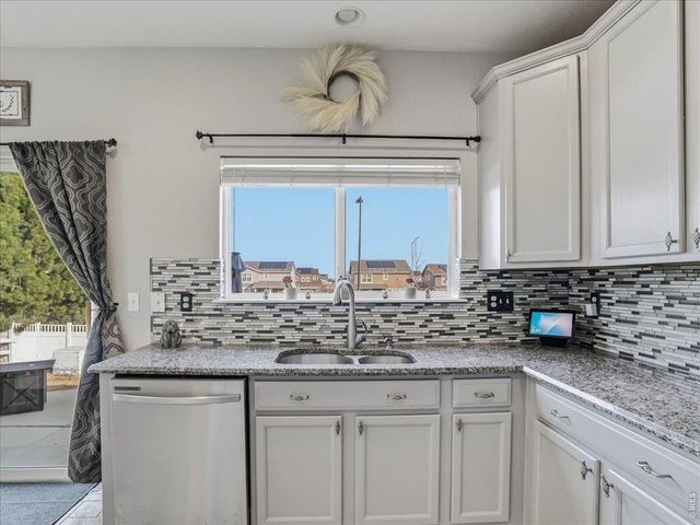 24703 E Kansas Cir, Aurora, CO 80018