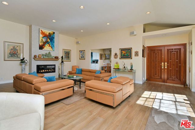 6015 Topeka Drive, Tarzana, CA 91356