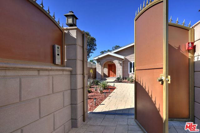 6015 Topeka Drive, Tarzana, CA 91356