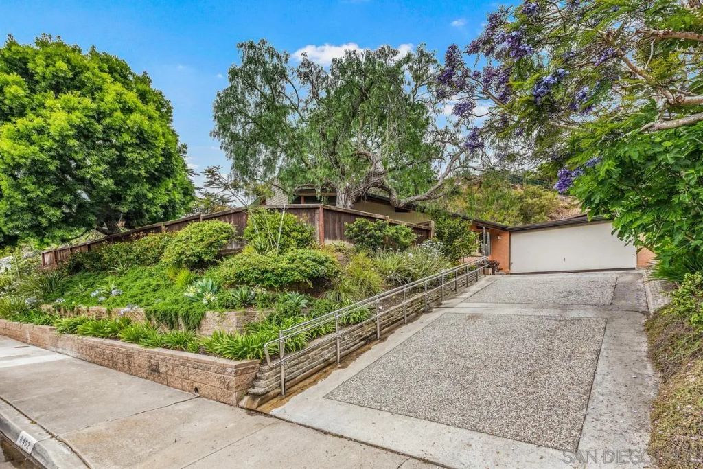 Image 2 of property listing at 8402 Sugarman Dr, La Jolla, CA 92037