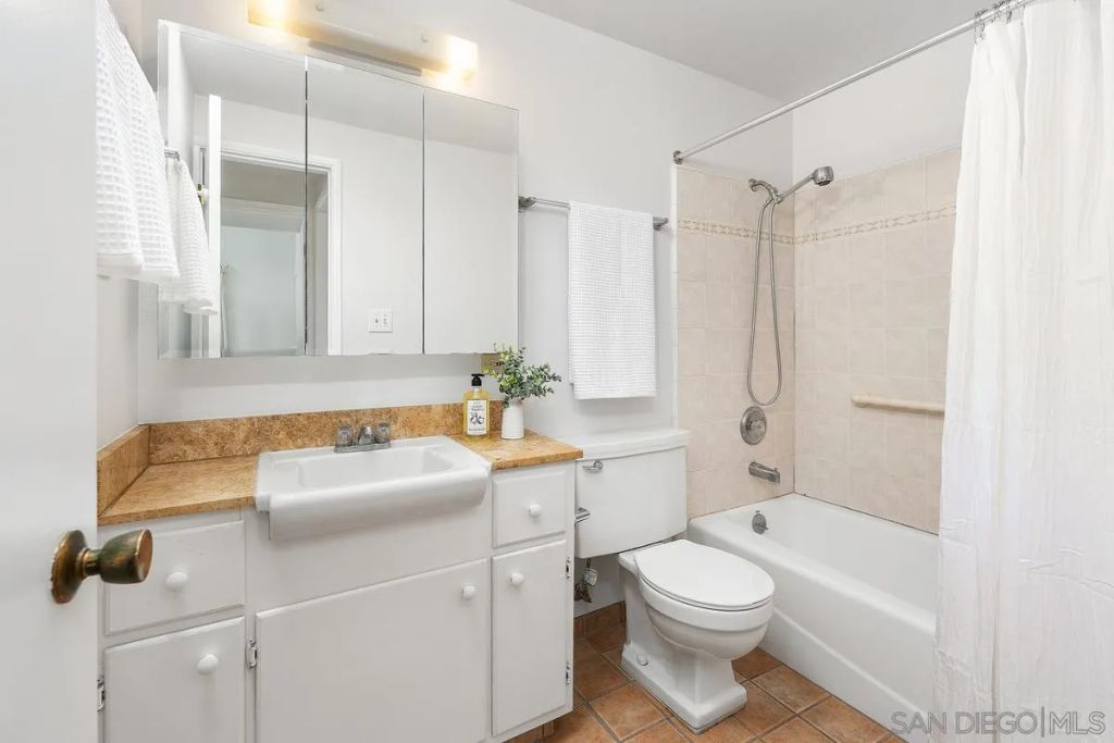 Image 13 of property listing at 8402 Sugarman Dr, La Jolla, CA 92037