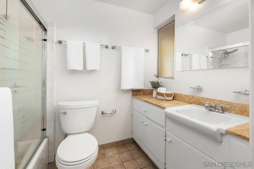 Image 16 of property listing at 8402 Sugarman Dr, La Jolla, CA 92037