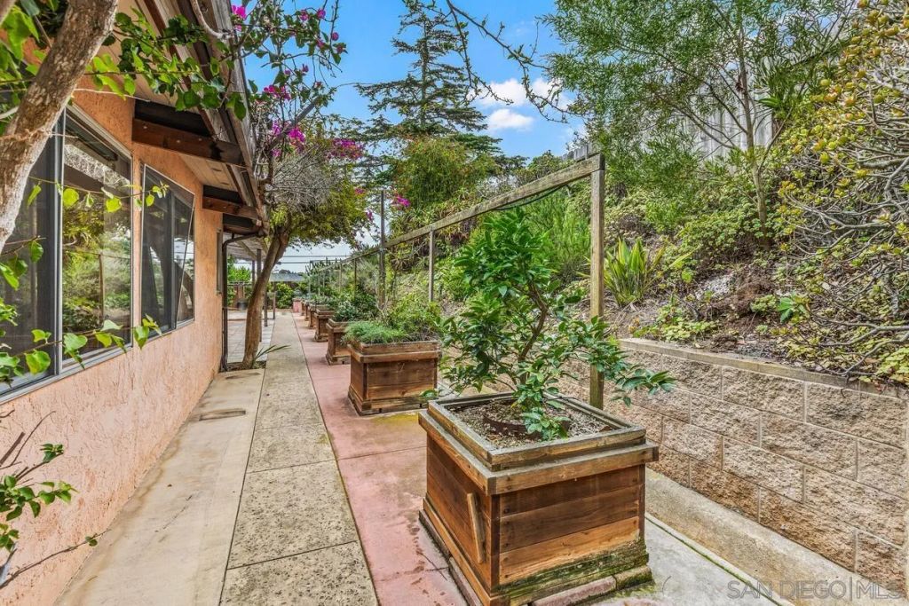 Image 20 of property listing at 8402 Sugarman Dr, La Jolla, CA 92037