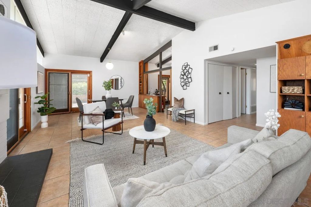 Image 3 of property listing at 8402 Sugarman Dr, La Jolla, CA 92037