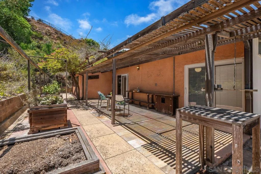 Image 21 of property listing at 8402 Sugarman Dr, La Jolla, CA 92037