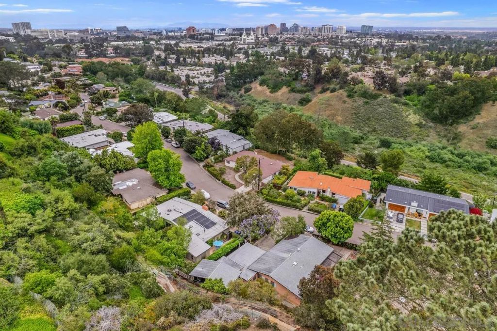 Image 29 of property listing at 8402 Sugarman Dr, La Jolla, CA 92037