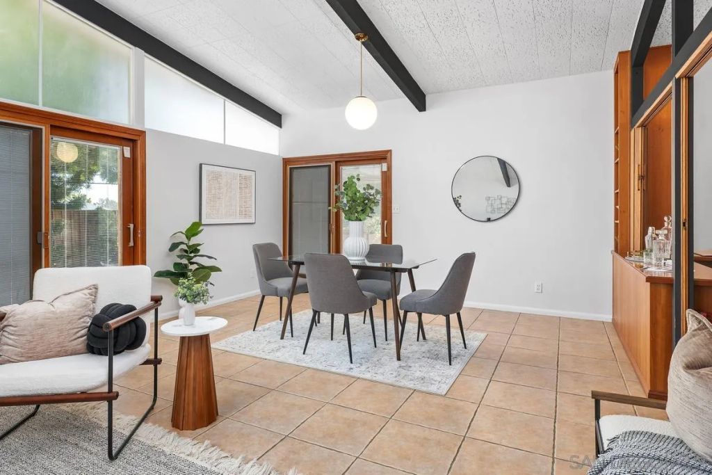 Image 4 of property listing at 8402 Sugarman Dr, La Jolla, CA 92037