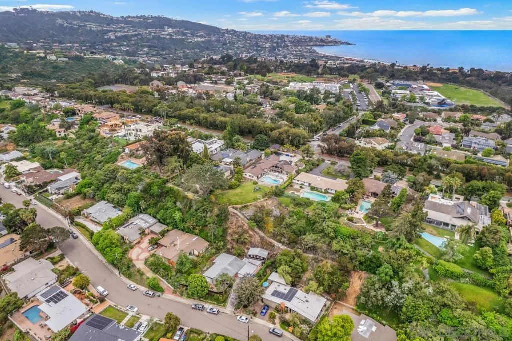 Image 31 of property listing at 8402 Sugarman Dr, La Jolla, CA 92037