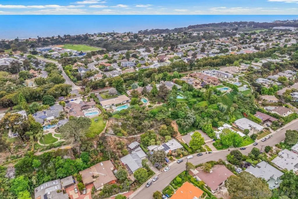 Image 32 of property listing at 8402 Sugarman Dr, La Jolla, CA 92037