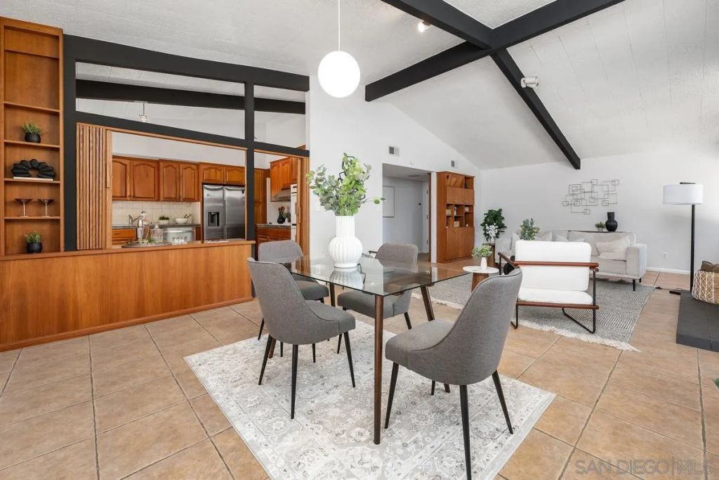 Image 5 of property listing at 8402 Sugarman Dr, La Jolla, CA 92037