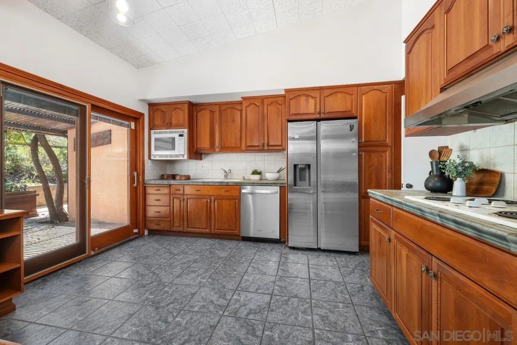 Image 7 of property listing at 8402 Sugarman Dr, La Jolla, CA 92037