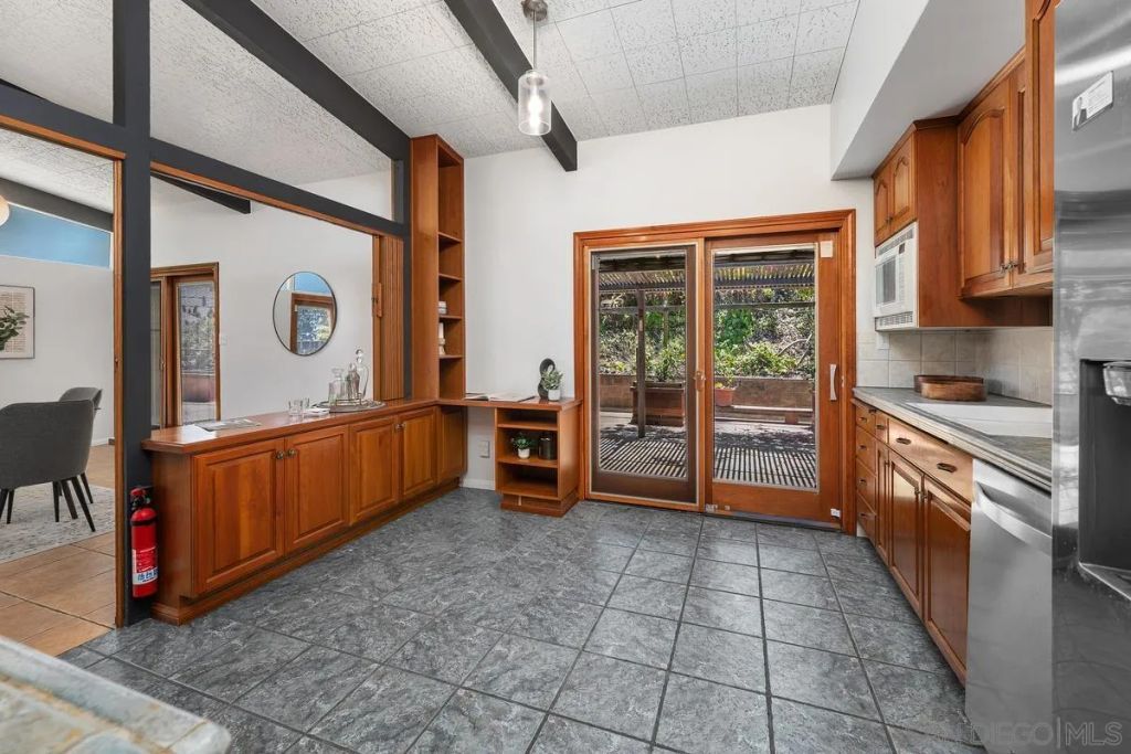 Image 8 of property listing at 8402 Sugarman Dr, La Jolla, CA 92037
