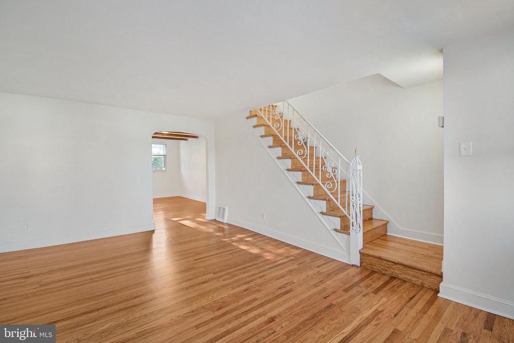 913 MAPLE AVE, GLENOLDEN, PA 19036 — photo 2