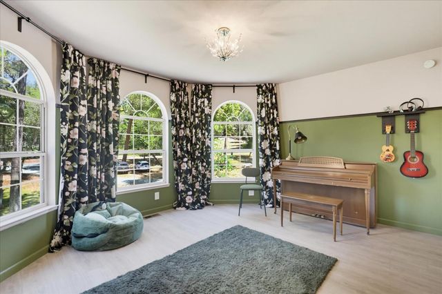 19407 Tiger Tail Rd, Grass Valley, CA 95949