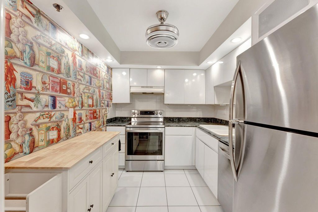 Image 11 of property listing at 3215 S Ocean Boulevard 703, Highland Beach, FL 33487