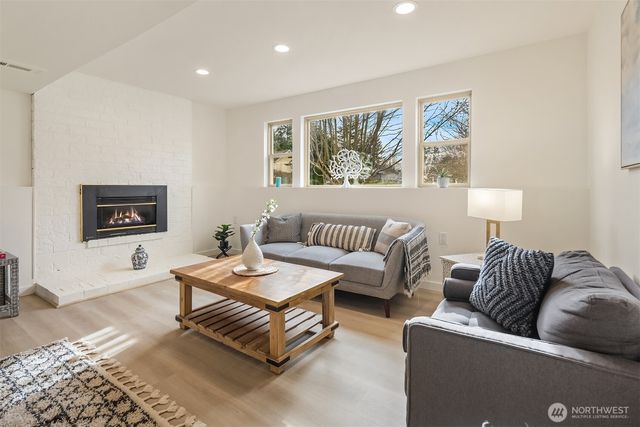 727 198th Place SE, Bothell, WA 98012