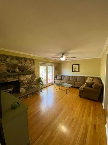 357 Roberts Road, Inverness, IL 60010
