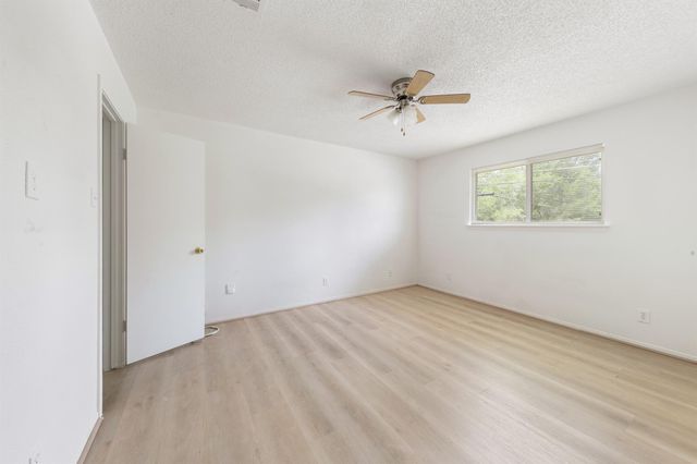 700 Lyle West Avenue B, Cleveland, TX 77327