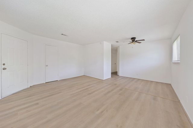 700 Lyle West Avenue B, Cleveland, TX 77327