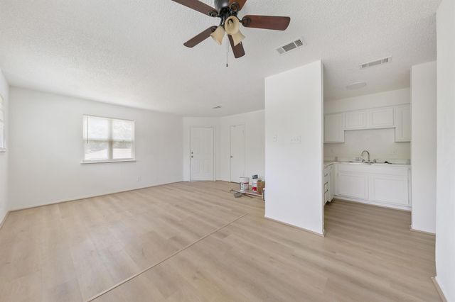 700 Lyle West Avenue B, Cleveland, TX 77327