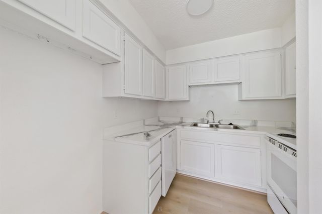700 Lyle West Avenue B, Cleveland, TX 77327